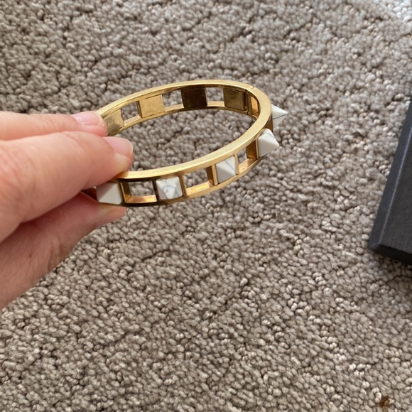 Song of Style howlite marble pyramid stud bangle bracelet white/gold - Picture 2 of 9